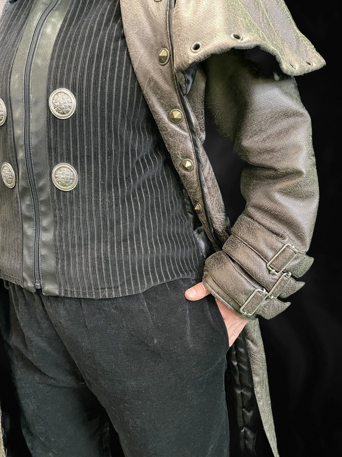 Detail: Weste mit Zierknöpfen, Mantel mit Schnallen-Ärmel, Hose