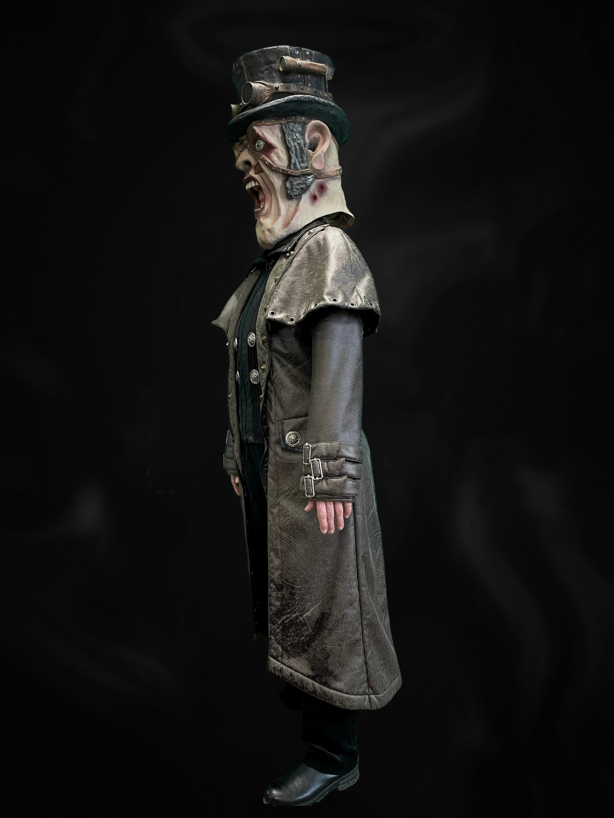 Steampunk-Kostüm im Profil von rechts, ganzer Körper